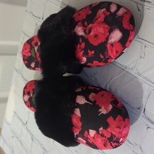 NWOT VICTORIA SECRET BLACK/ROSE SLIPPERS LG (8/9)